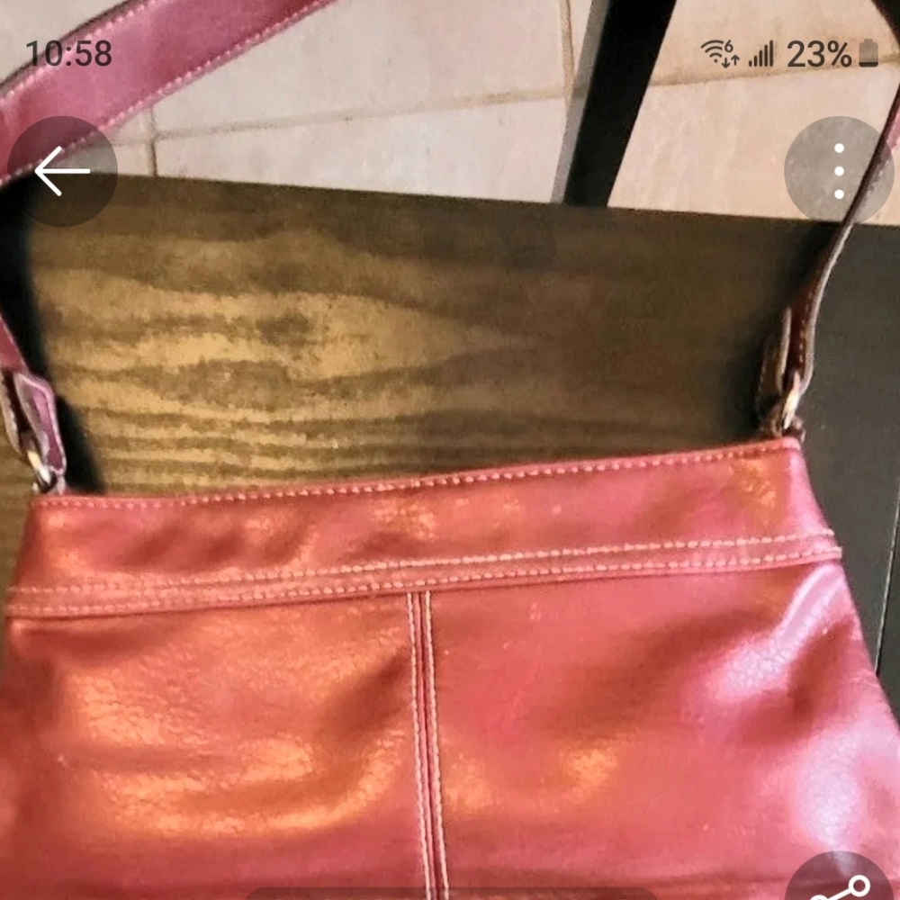 Womans red leather hand purse. - Picture 3 of 7
